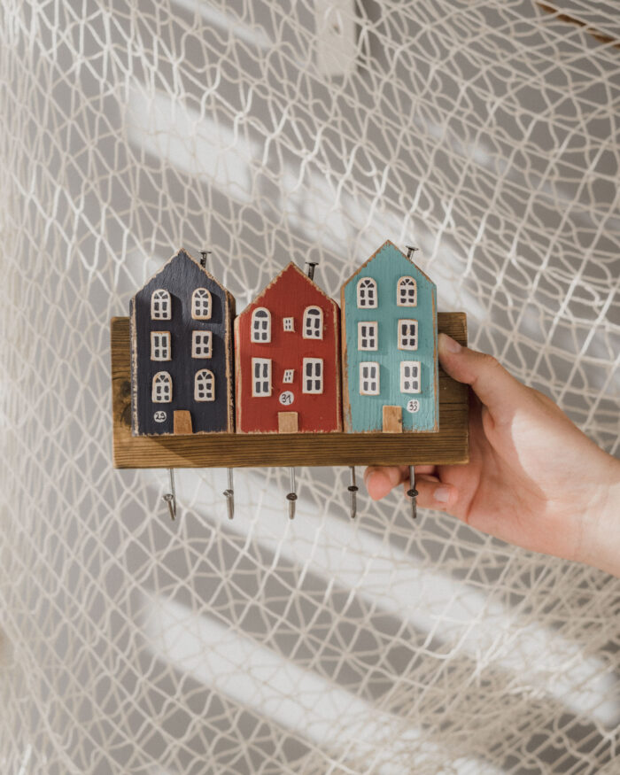 Wieszak na Klucze z Domkami Czerwony