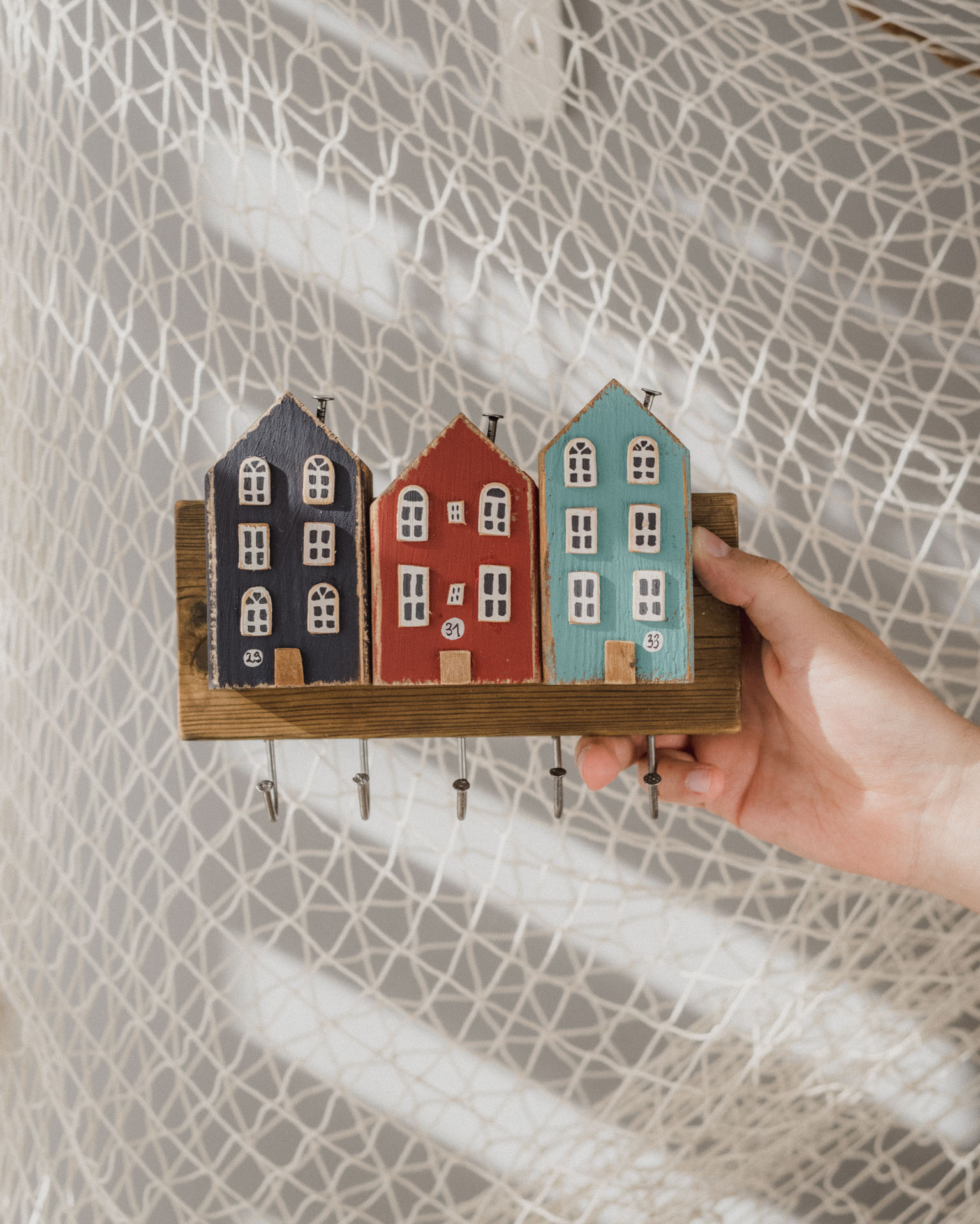 Wieszak na Klucze z Domkami Czerwony