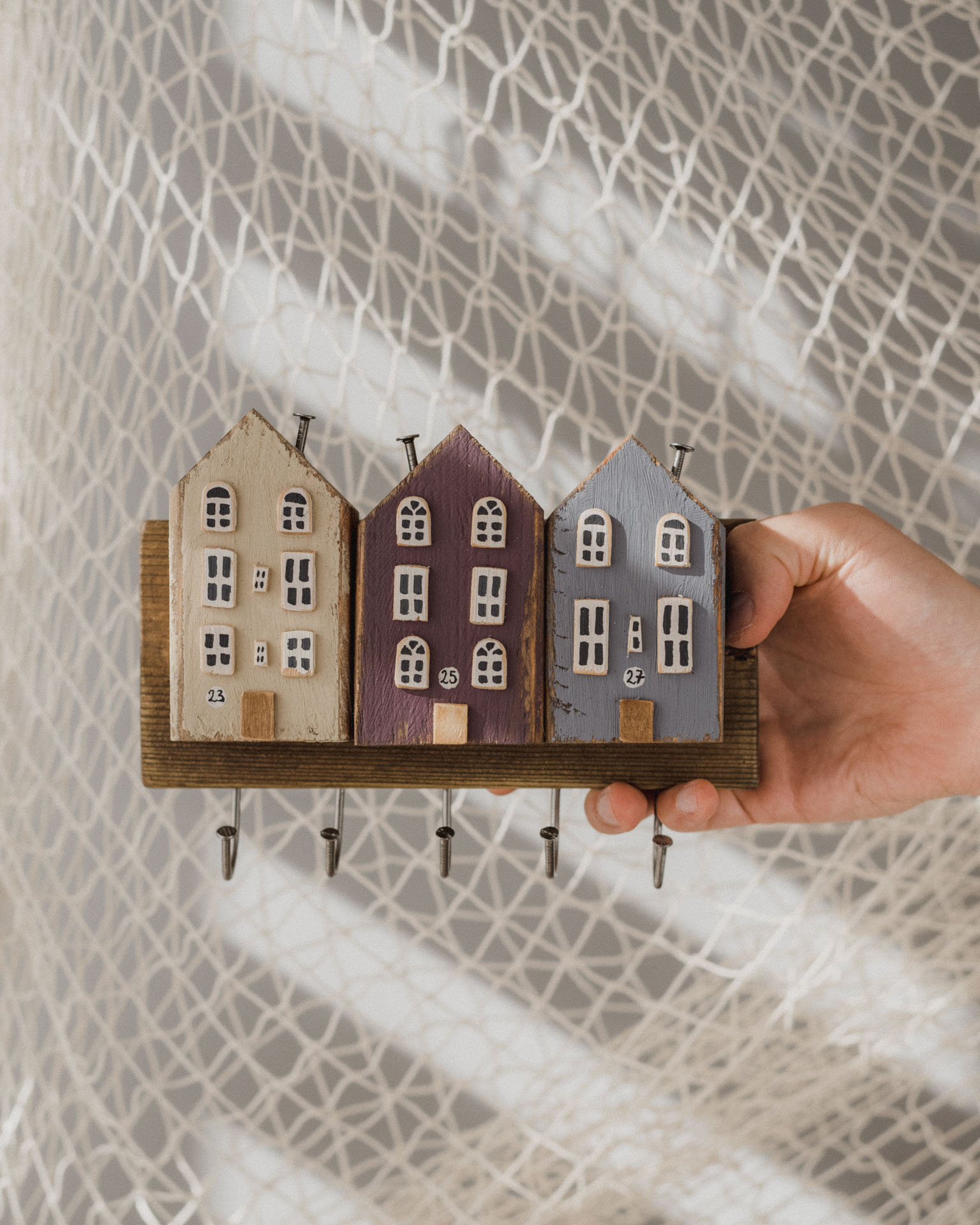 Wieszak na Klucze z Domkami Fioletowy