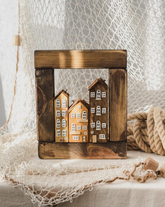 Drewniana Rama z Domkami Orzech