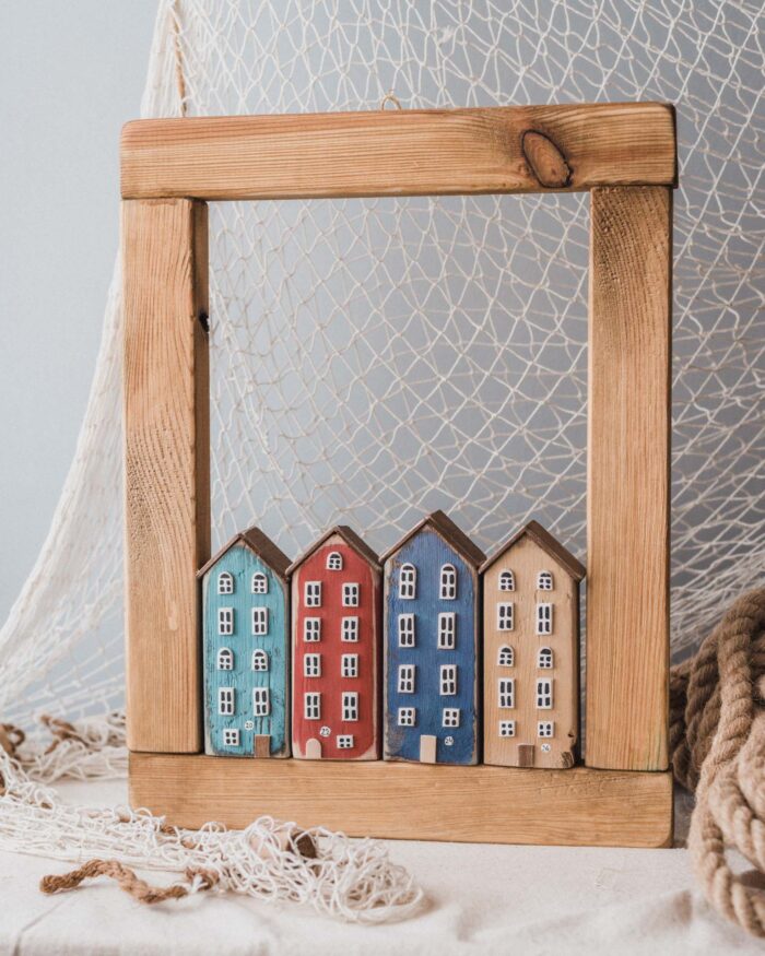 Drewniana Rama z Morskimi Domkami